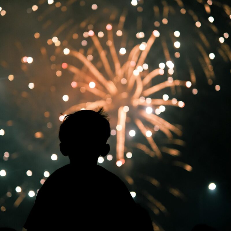 Hoe zorg ik ervoor dat mijn kind (goed) slaapt tijdens oud en nieuw 