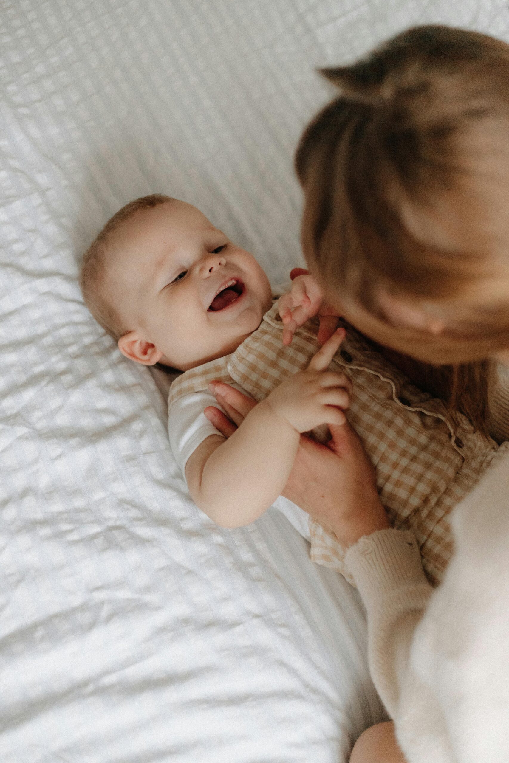 Je bekijkt nu Dit is waarom praten tegen je baby zo belangrijk is voor de taalontwikkeling en hechting